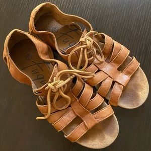 Fugu Malibu Sandals